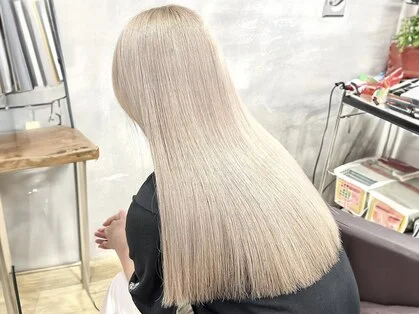 つやのあるストレートロングヘアを後ろから撮影したスタイル